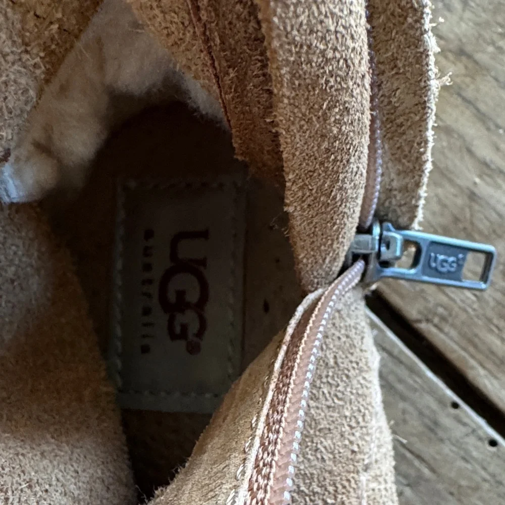 Ugg kids unisex size 3 Fringe Suede Ankle Moccasin Boots - Tan with zipper boho